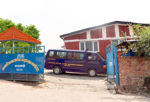 अनुमतिबिना सञ्चालनमा रहेका काठमाडौँका ९५ कन्सल्टेन्सीमा प्रहरी छापा, ६९ जना नियन्त्रणमा