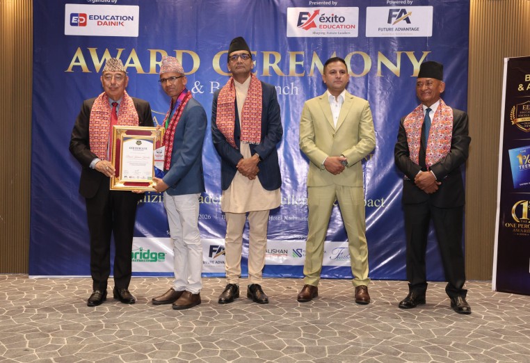 भिजनरी स्कुल लिडर अवार्डबाट विनोद कुमार कोइराला सम्मानित